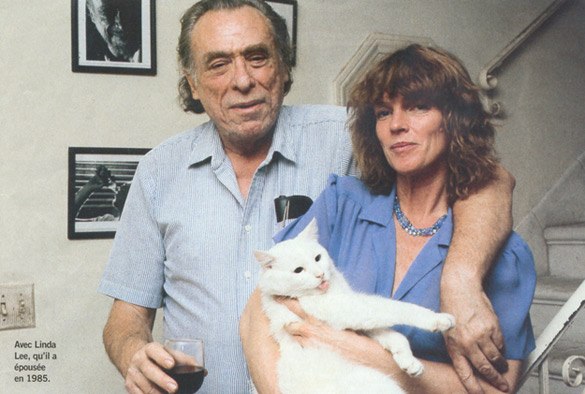 Чарльз Буковски с котом Фактотумом и женой.